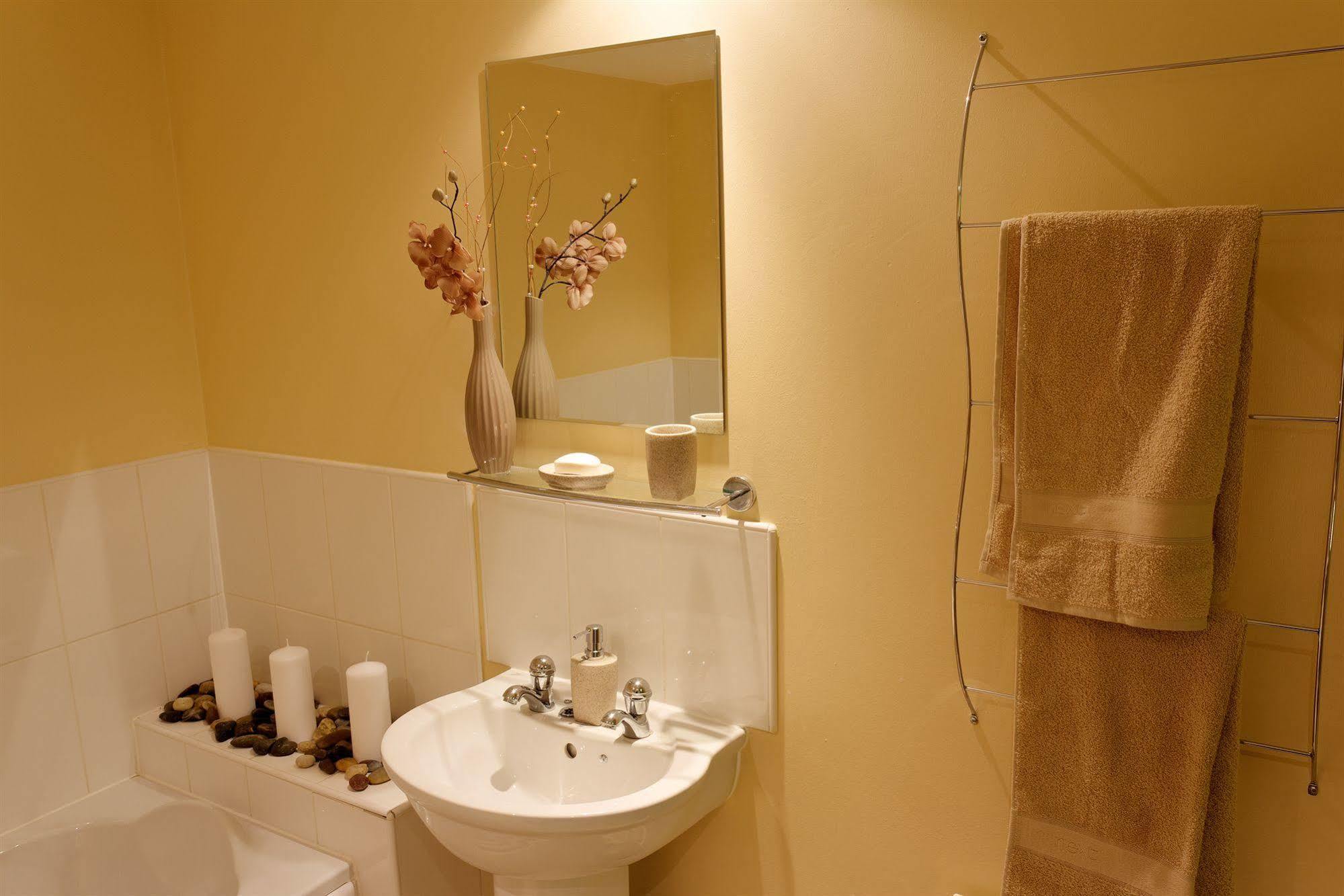The Lindley Suite - Simple2Let Serviced Apartments Huddersfield Exterior photo