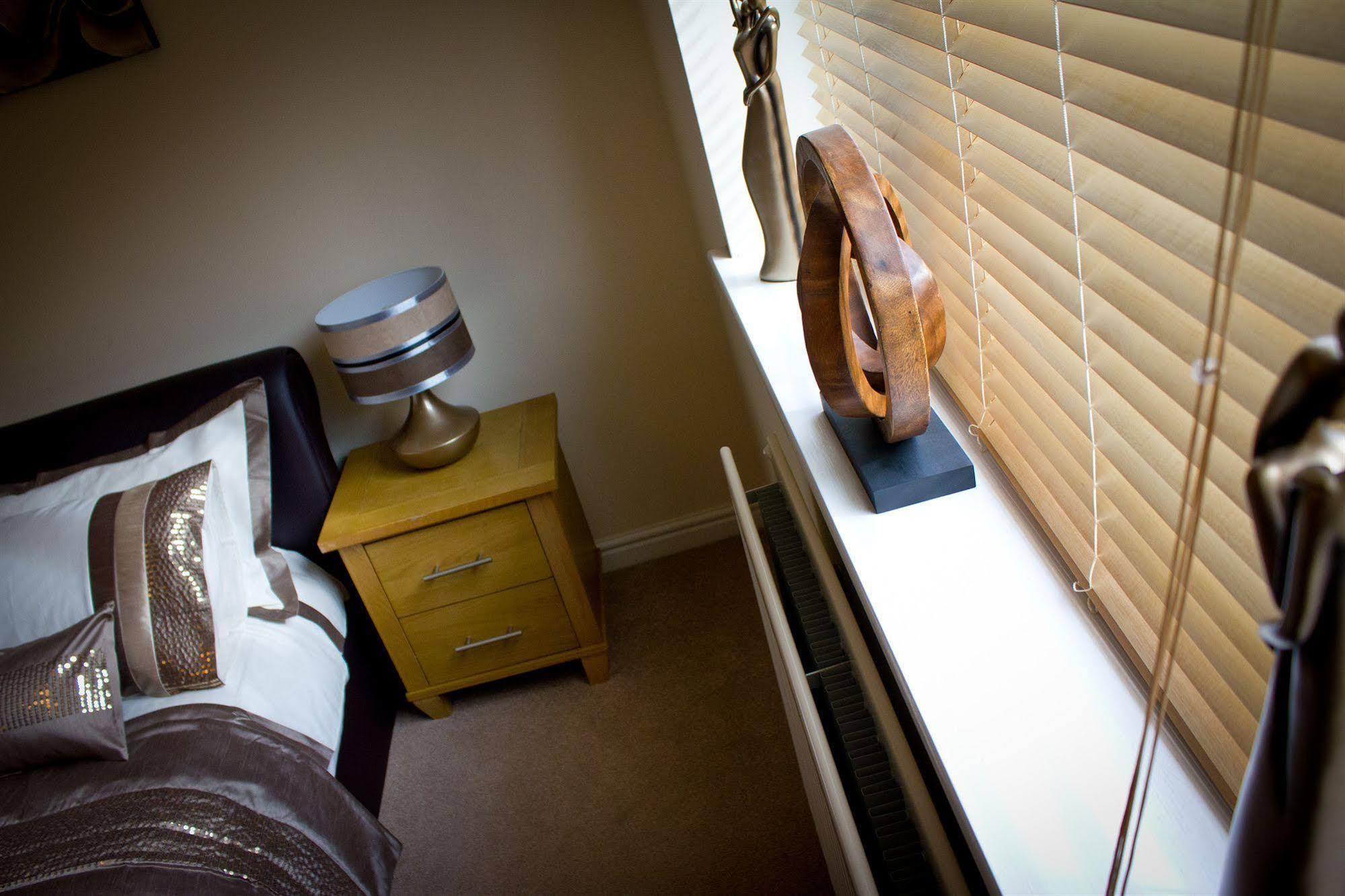 The Lindley Suite - Simple2Let Serviced Apartments Huddersfield Exterior photo